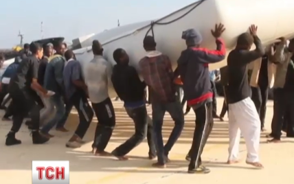В Средиземном море "выловили" почти две тысячи нелегалов из Африки