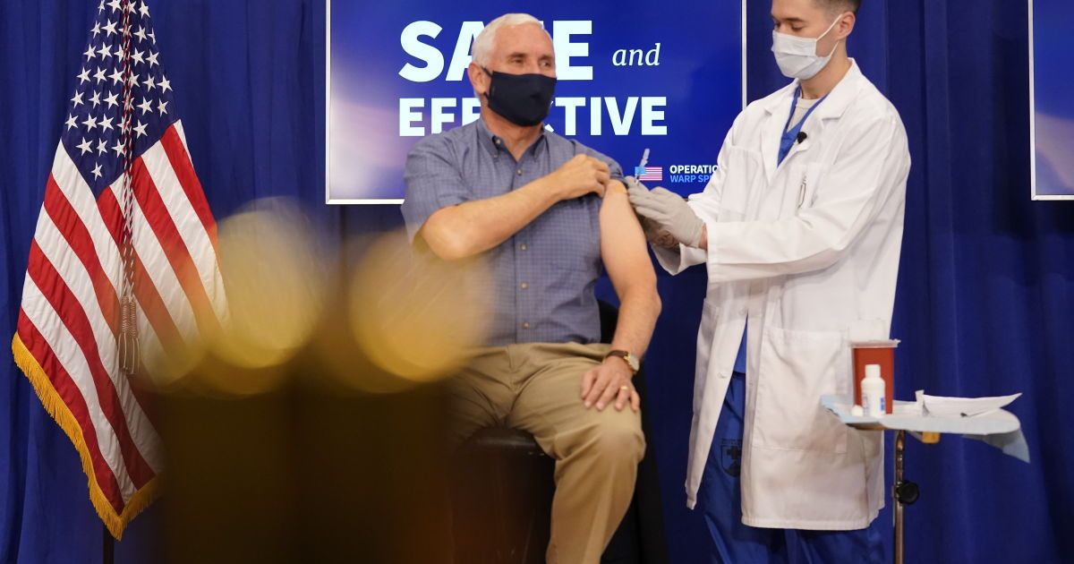 Пенс вакцинувався_3 / © Associated Press