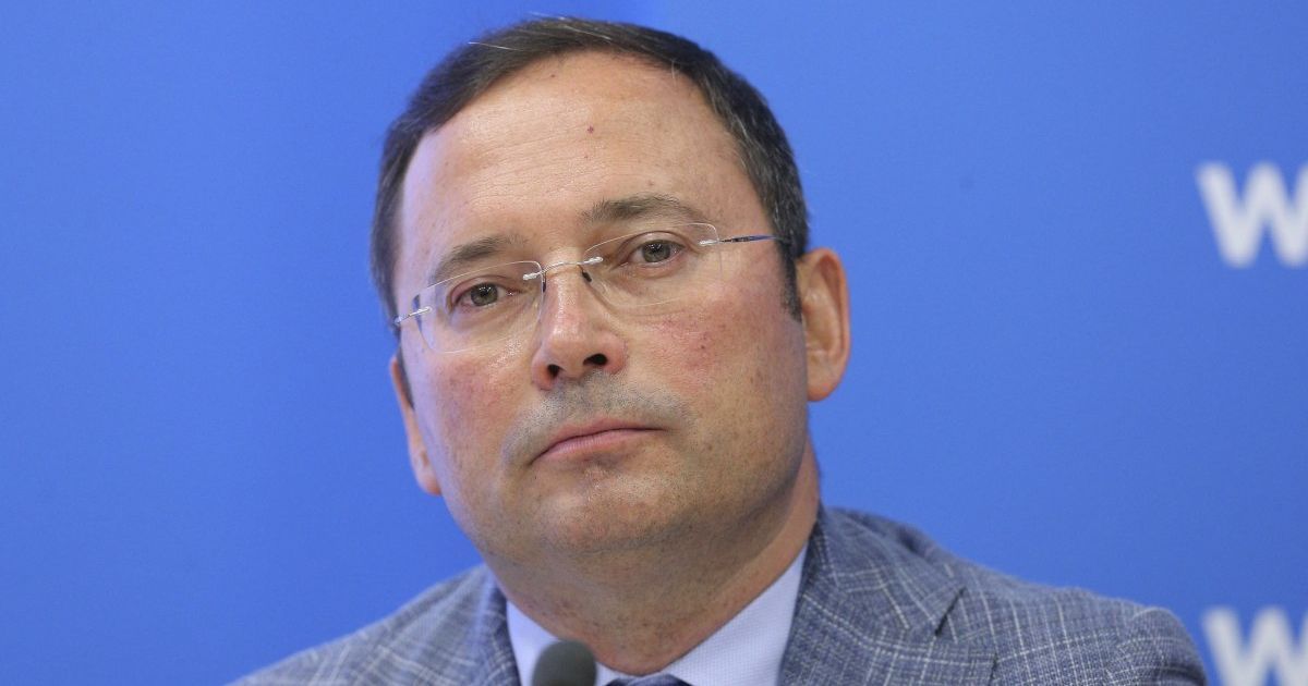"Слуга народа" во время заседания Рады бронировал отель для отдыха (фото)
