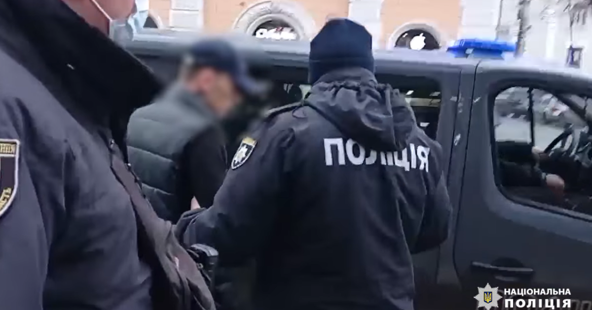 Гонял тротуаром и показал полиции ягодицы: в Виннице задержали дерзкого дрифтера (видео)