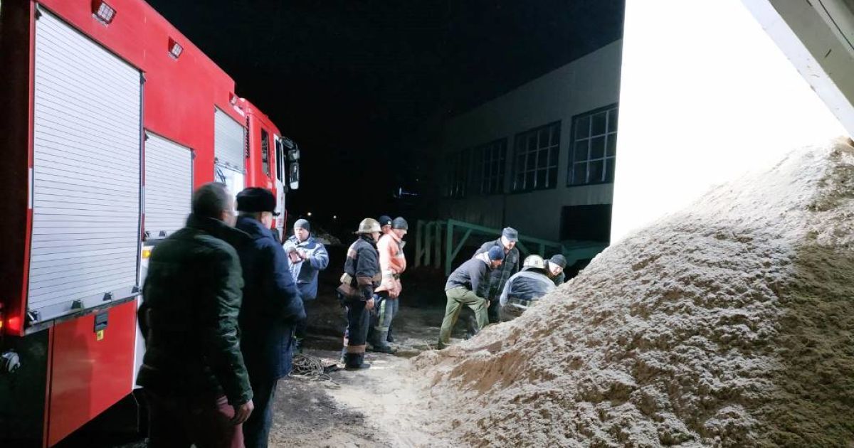 У Житомирській області чоловіка засипало тирсою під час розвантаження бункера