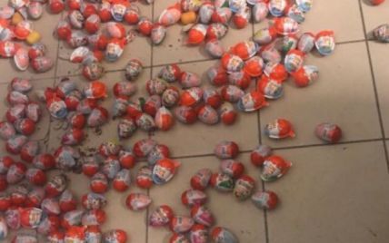 У Києві чоловік намагався винести із супермаркету кіндер-сюрпризів на 7 тисяч гривень
