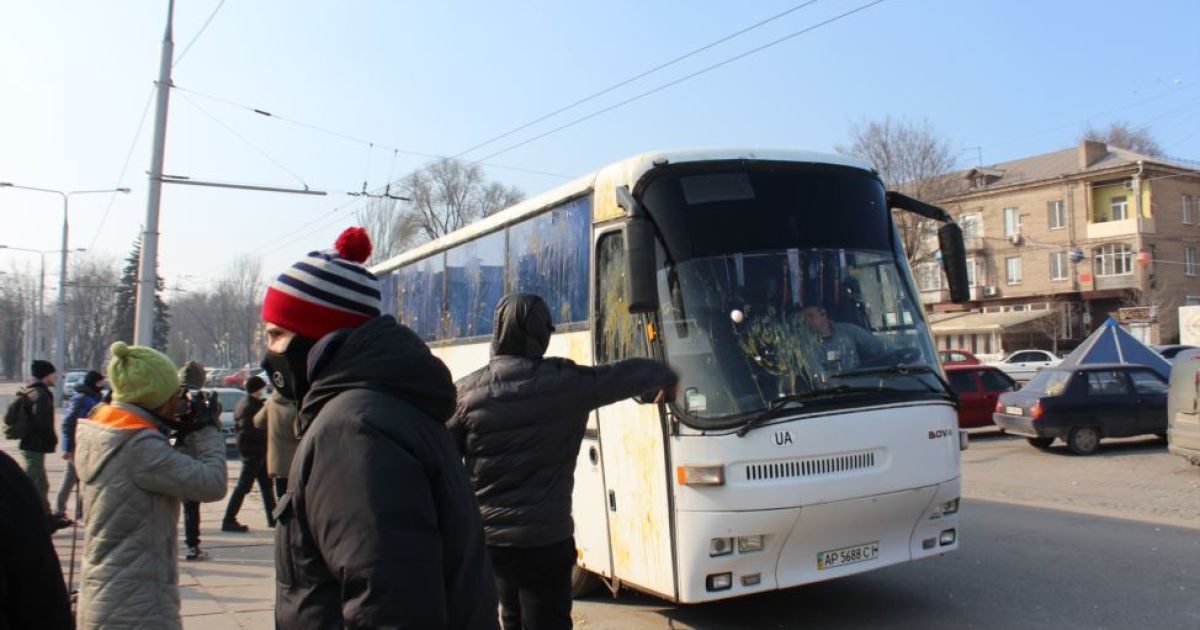В Запорожье забросали яйцами приезжих противников сноса Ленина