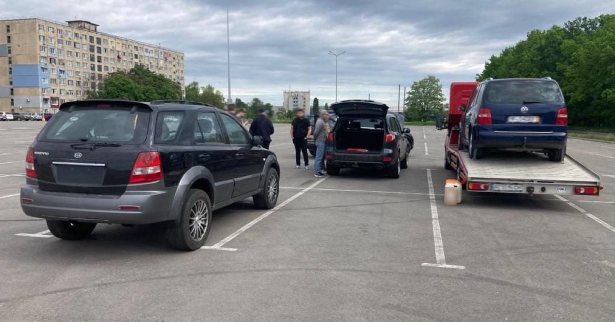 "Волонтер" из Кировоградской области пытался продать автомобили с гумпомощи: фото