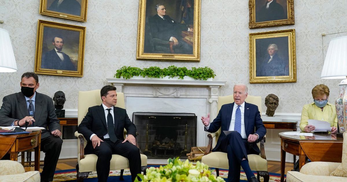 Байден и Зеленский провели переговоры, а премьер Судана объявил об отставке. Пять новостей, которые вы могли проспать