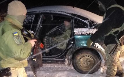 На Буковине пограничники обстреляли автомобиль на "евробляхах", который пытался прорваться в Румынию