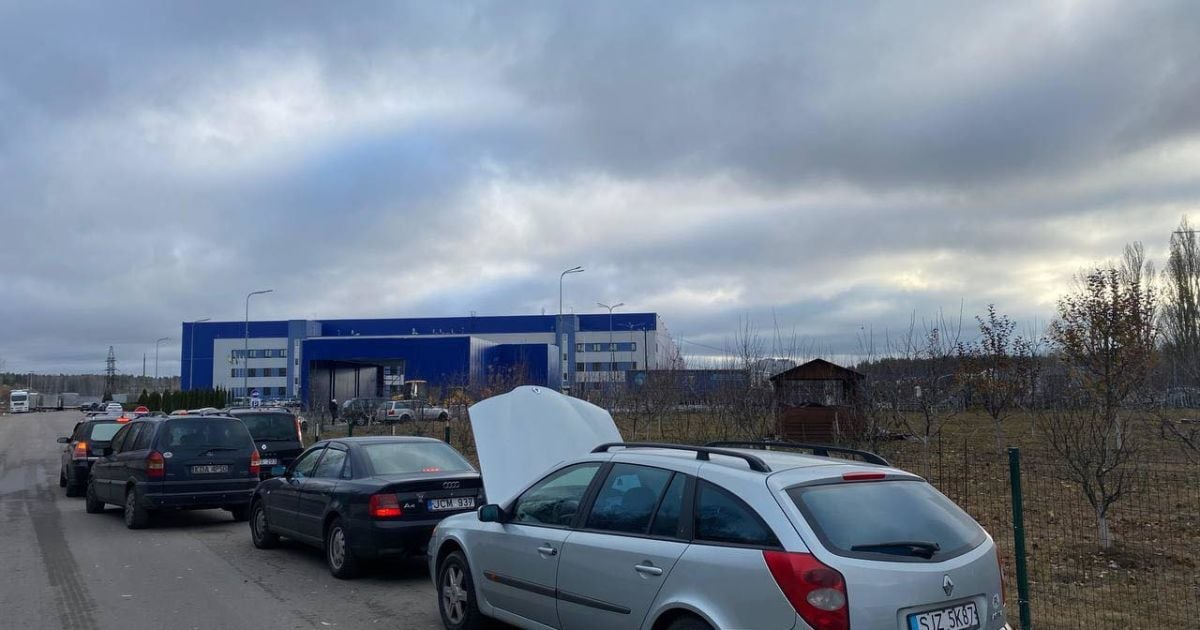 Українці скуповують авто в Європі через скасування мита: на кордонах вишиковуються кілометрові черги