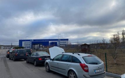 Украинцы скупают авто в Европе из-за отмены пошлины: на границах выстраиваются километровые очереди