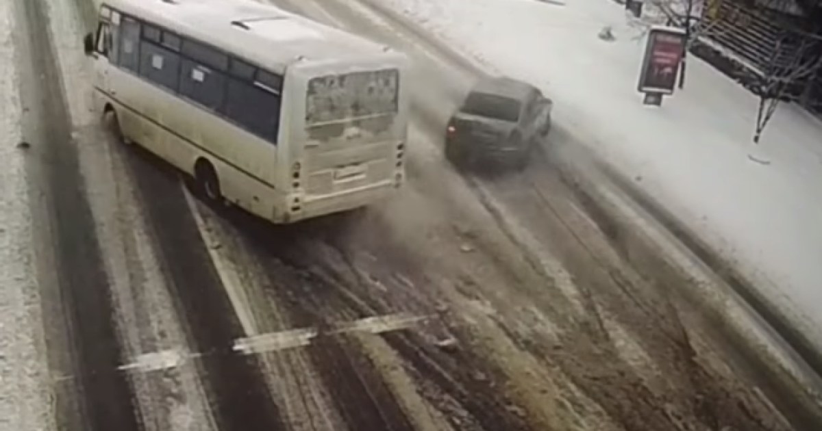 У Борисполі сталася ДТП за участю автобуса: відео