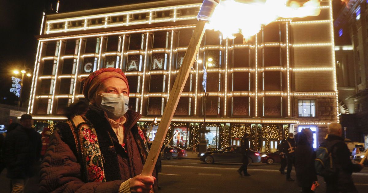 Смолоскипний хід у центрі Києва з нагоди 112-ї річниці від дня народження Бандери_9 / © Associated Press
