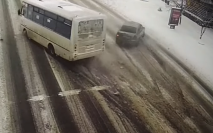 У Борисполі сталася ДТП за участю автобуса: відео
