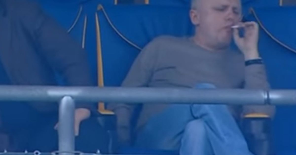 Суркіс курить на "Олімпійському"