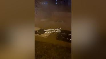 Прорив труби з окропом у Києві: машини плавають, а 200 будинків без тепла