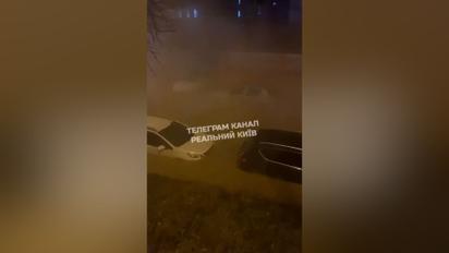 Прорыв трубы с кипятком в Киеве: машины плавают, а 200 домов без тепла