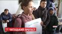 В Виннице дети с родителями протестовали под горсоветом против закрытия областной детской библиотеки