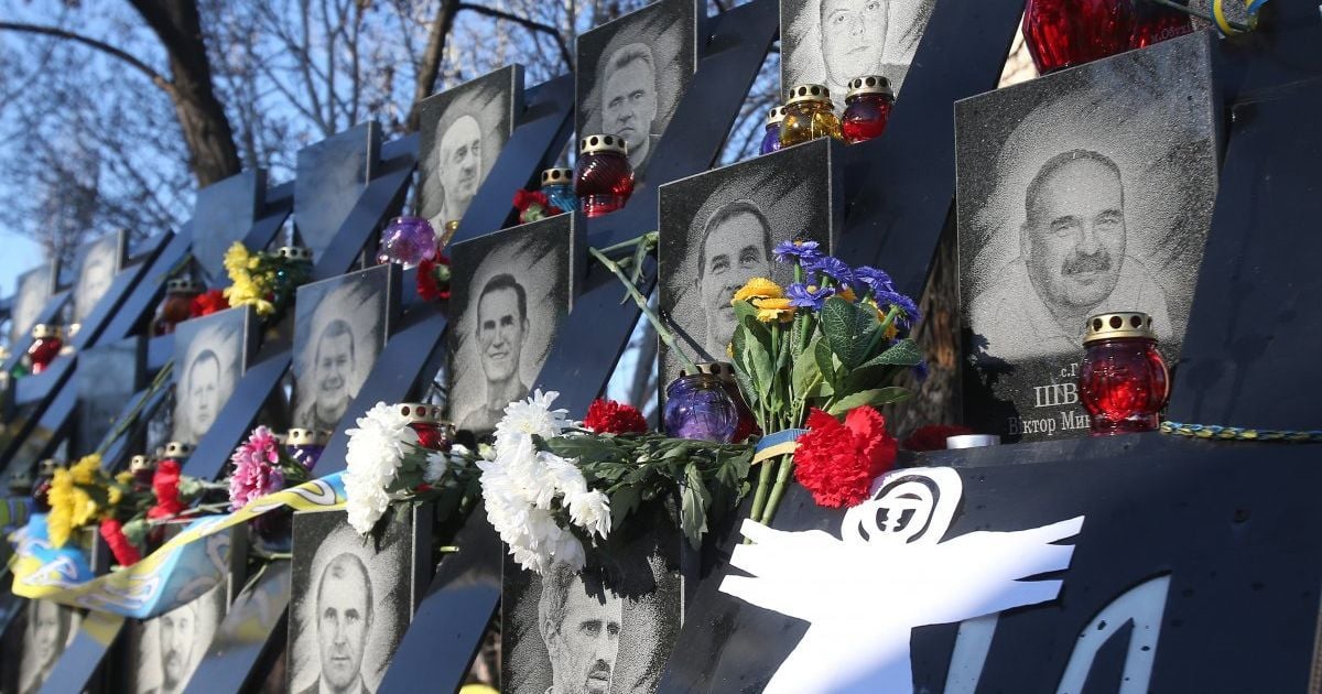 К аллее Небесной сотни нескончаемым потоком идут неравнодушные