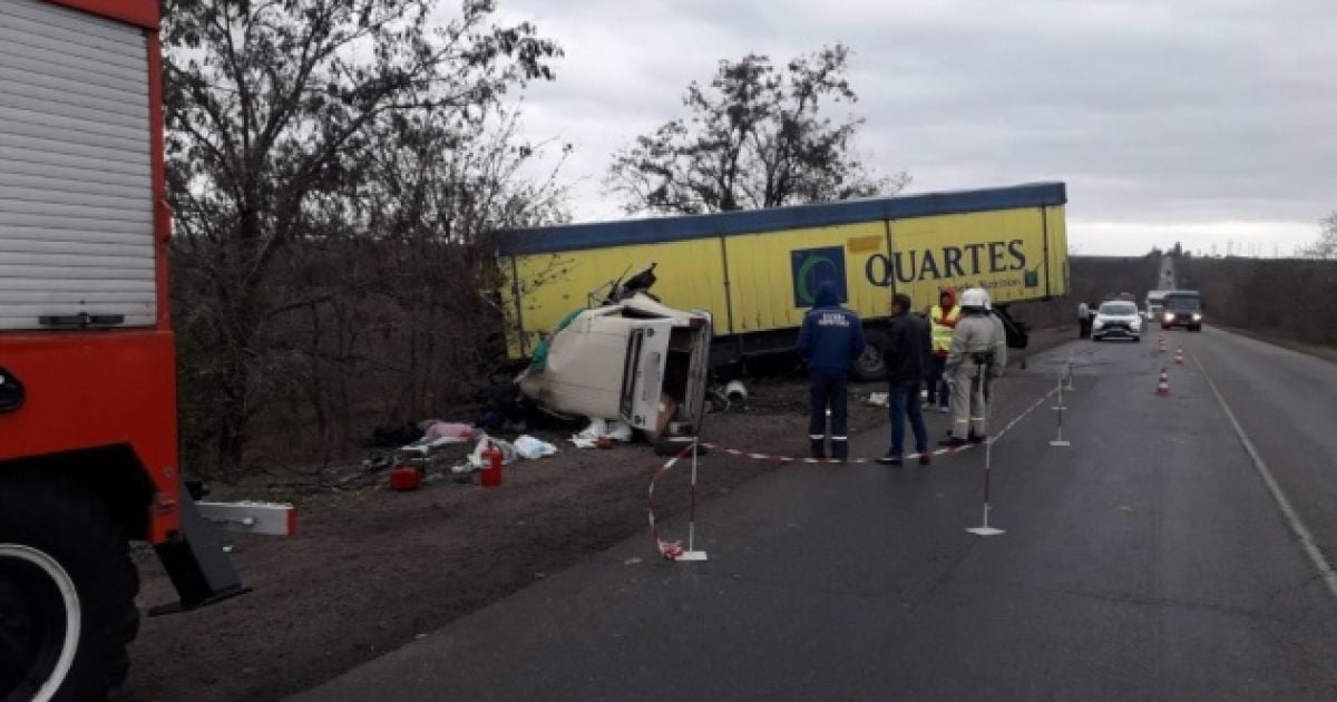 На Николаевщине трое человек погибли в лобовом столкновении легковушки с фурой