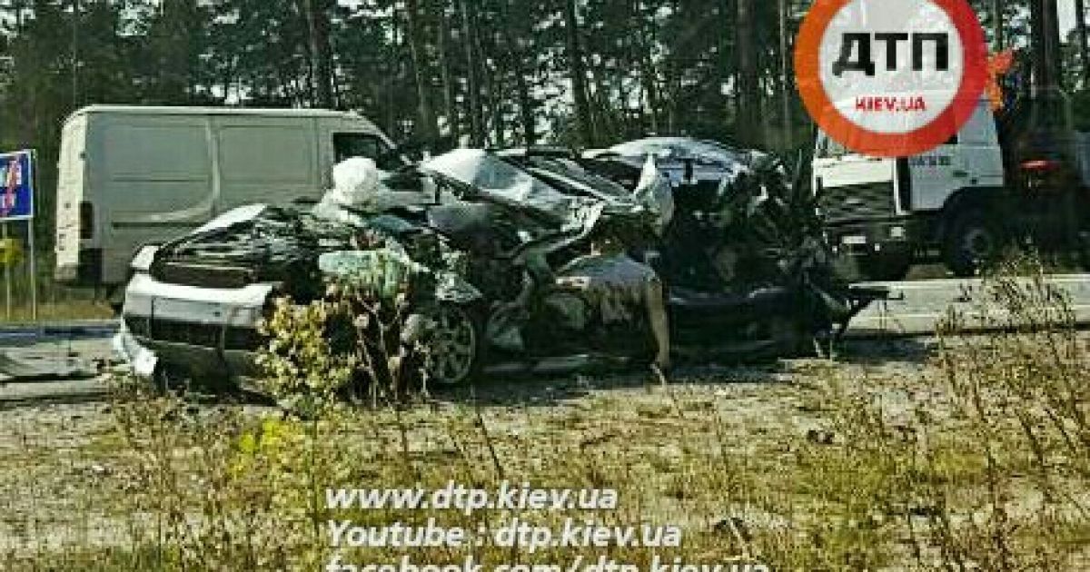 У розірваній надвоє Audi під Києвом дивом уціліли пляшки з коньяком