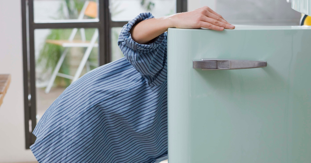 Що не можна зберігати на дверцятах холодильника