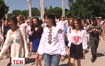 Україною прокотилася хвиля рекордних маршів вишиванок: вражав Миколаїв, співала гімн Одеса