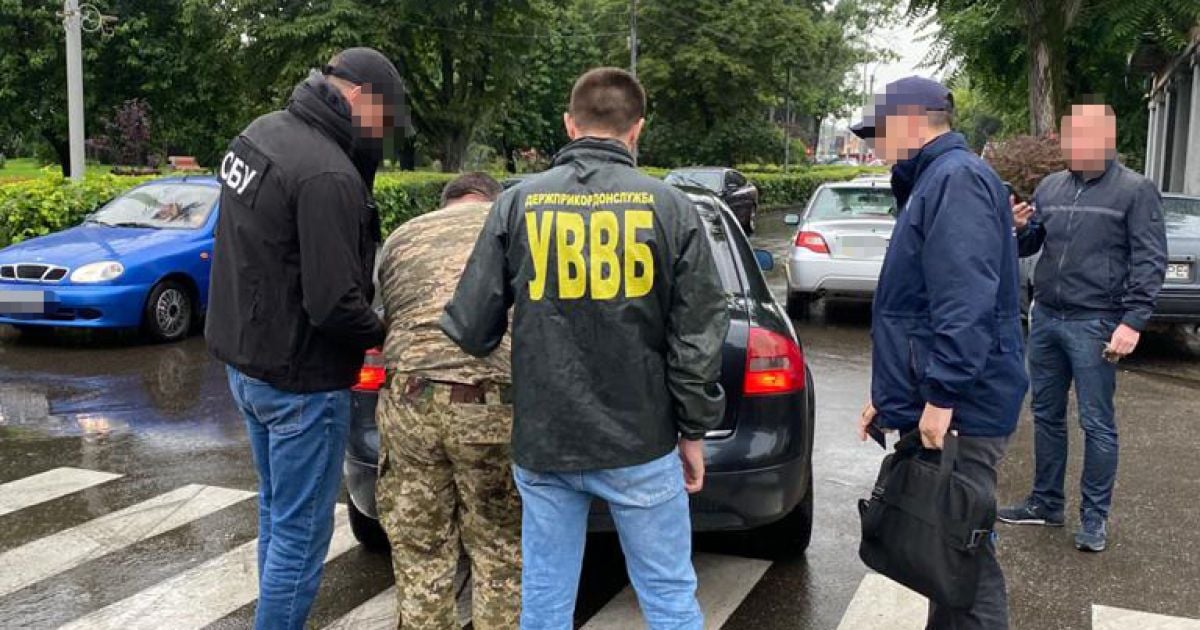 На Закарпатье на взятке задержали пограничника, который крышевал контрабанду сигарет в Румынию