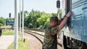 Сотрудник пограничной службы при проверке поезда.
