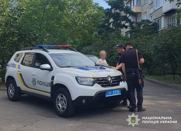 В Киеве большой пес напал на женщину, когда та пыталась защитить свою маленькую собаку: фото