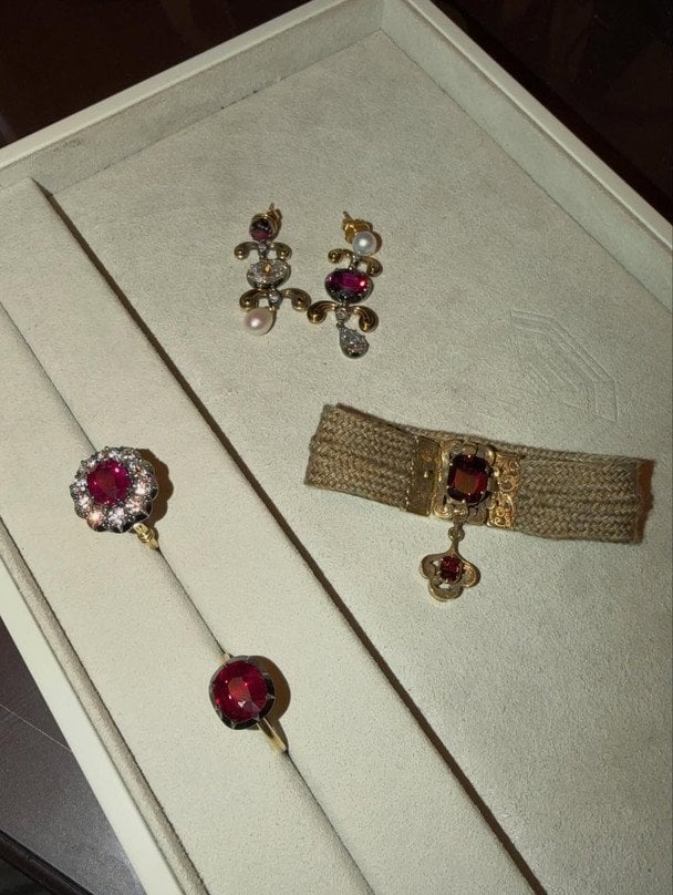 Прикраси Марго / фото: Andrew Mukamal