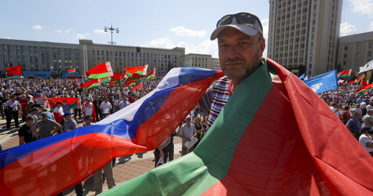 З вищими чиновниками і лозунгами "За Батьку": що відбувається на мітингу за Лукашенка у Мінську
