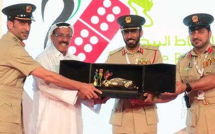 Полиция Дубая подарила идеальным водителям золотые машинки