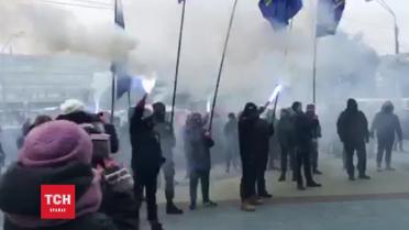Активісти палять фаєри під торговельним центром у Києві