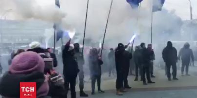 Активісти палять фаєри під торговельним центром у Києві