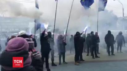 Активисты жгут файеры под торговым центром в Киеве