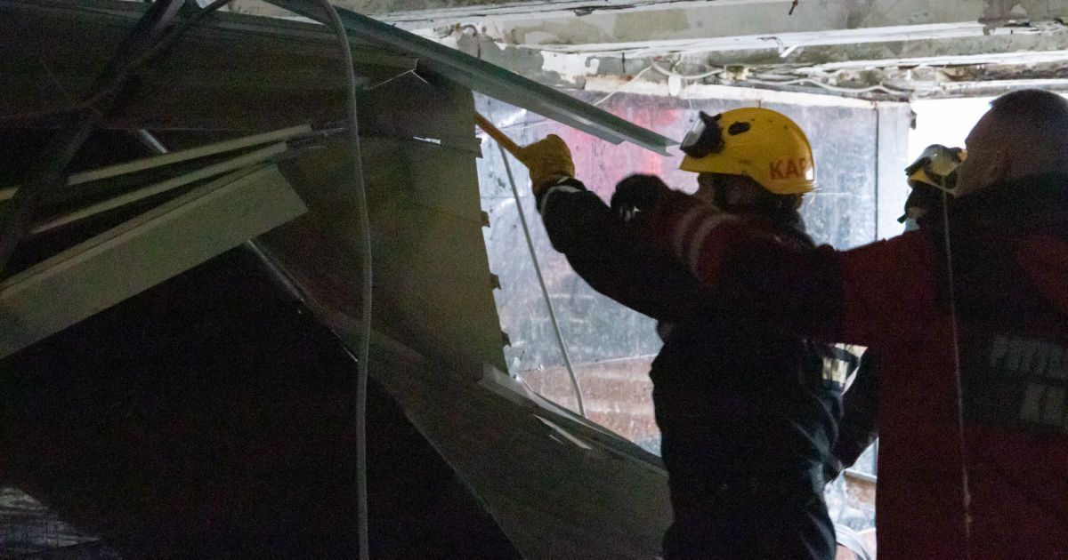 У переході на майдані Незалежності, де обвалилася стеля, працюють рятувальники