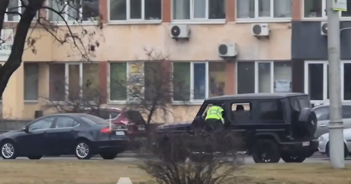 В Киеве водитель Mercedes убегал от полиции с патрульным на окне авто