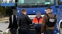 На кордоні з Польщею водій вантажівки намагався нелегально перевезти ухилянта.