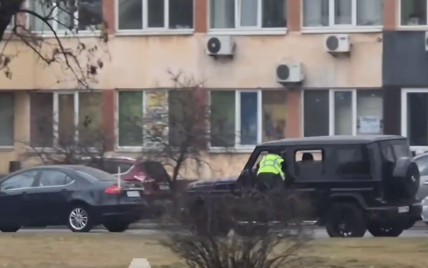 У Києві водій Mercedes втікав від поліції з патрульним на вікні авто
