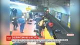 В Буэнос-Айресе пассажиры спасли женщину, которая едва не погибла под поездом метро