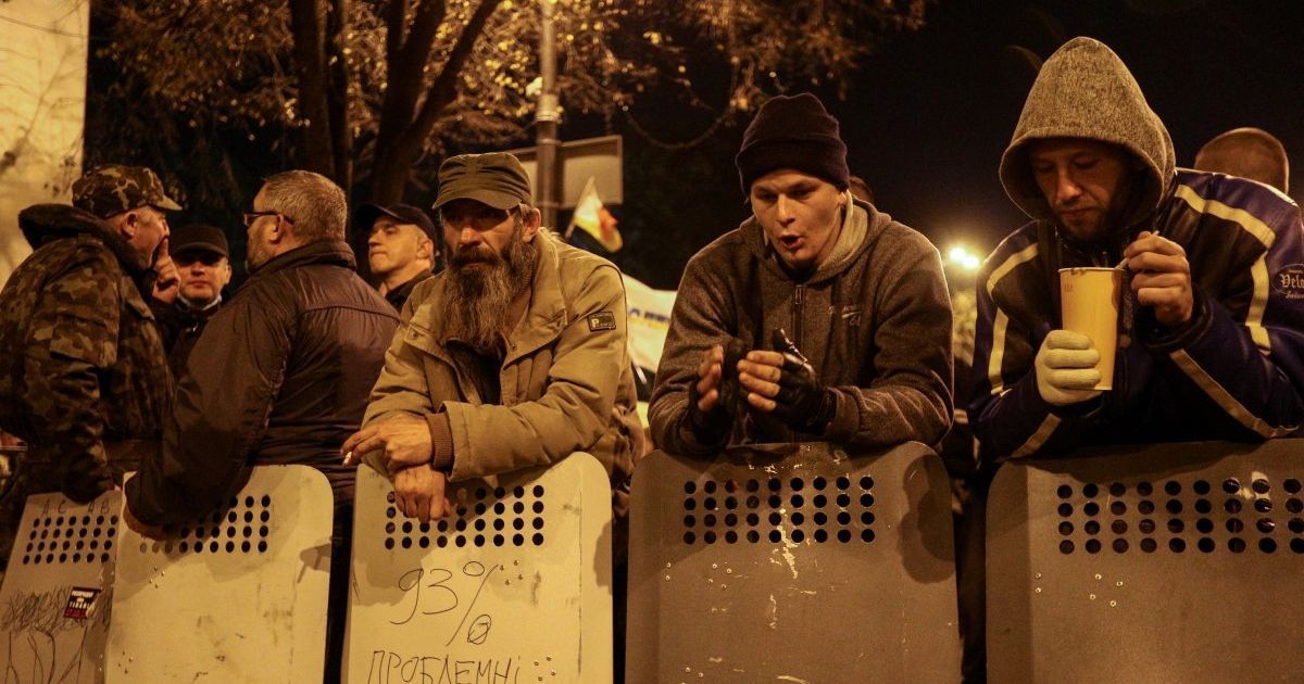Протест возле Рады: активисты убирают и ждут положительного голосования в парламенте