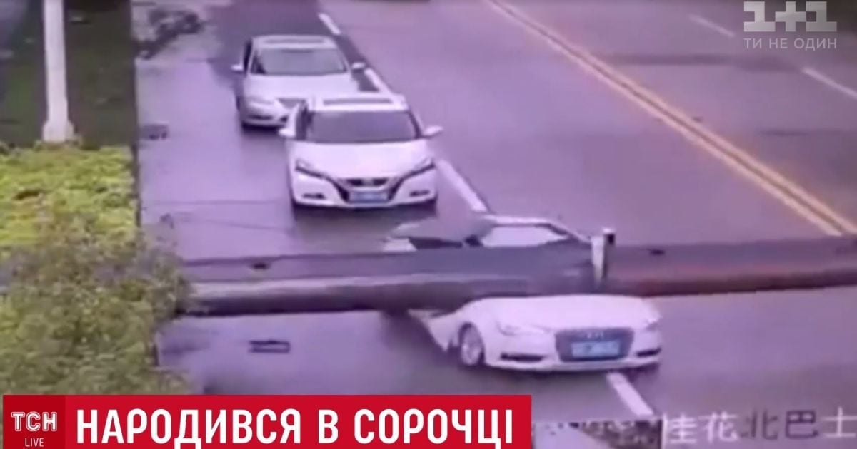 Чудесное спасение: в Китае водитель сам вылез из авто, которое раздавил строительный кран