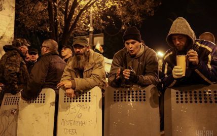 Протест возле Рады: активисты убирают и ждут положительного голосования в парламенте