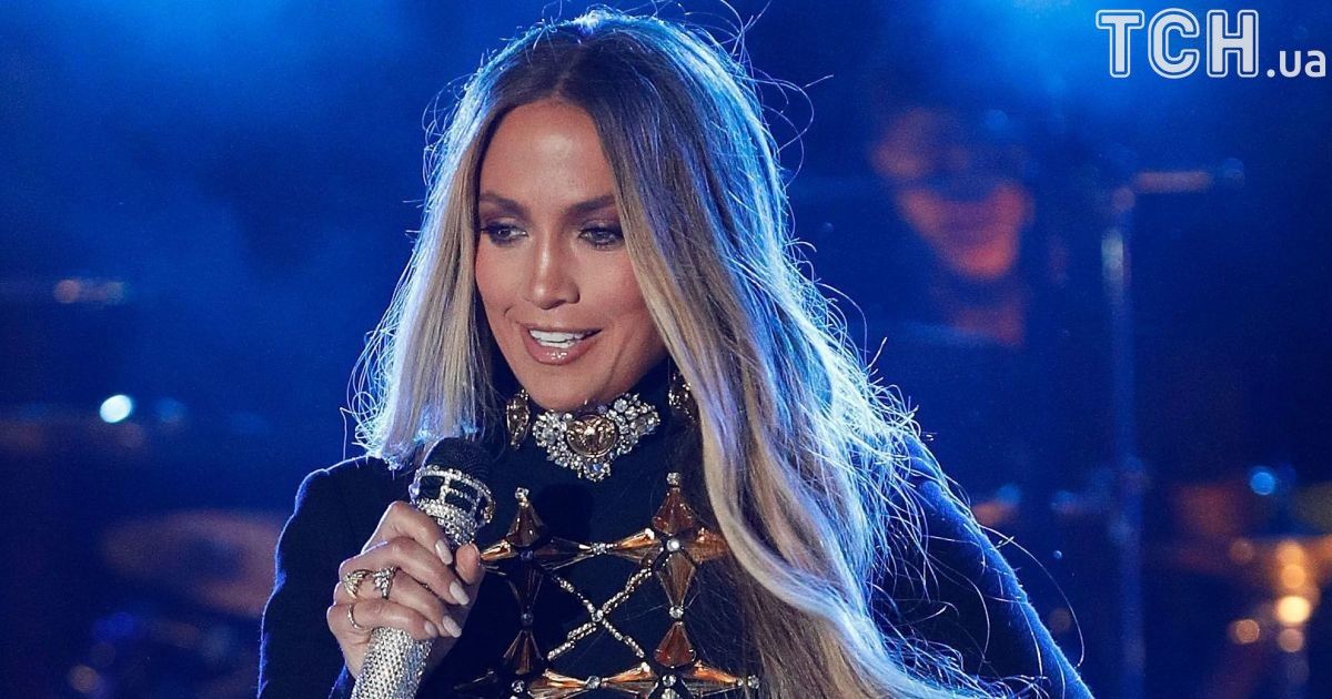 Смелая Дженнифер Лопес не надела нижнее белье под откровенное платье