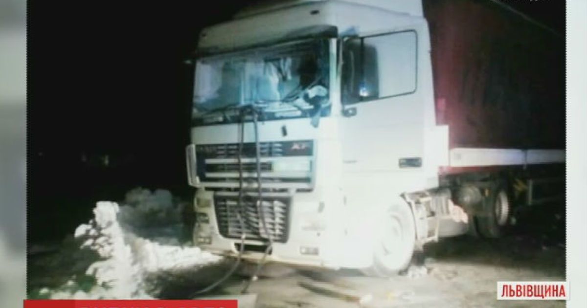 Поліцейські на Львівщині врятували водія фури з охопленої полум'ям кабіни