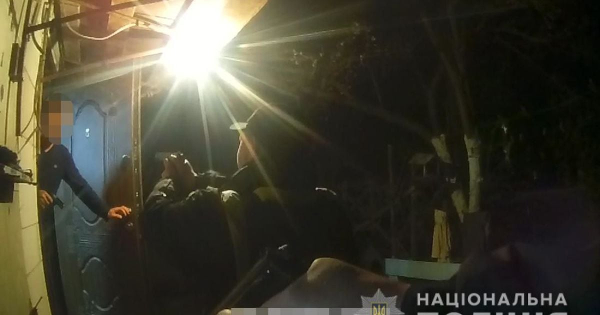 Облил себя и дом бензином и стрелял в правоохранителей: под Житомиром спецназовцы 3 часа вели переговоры с агрессивным мужчиной