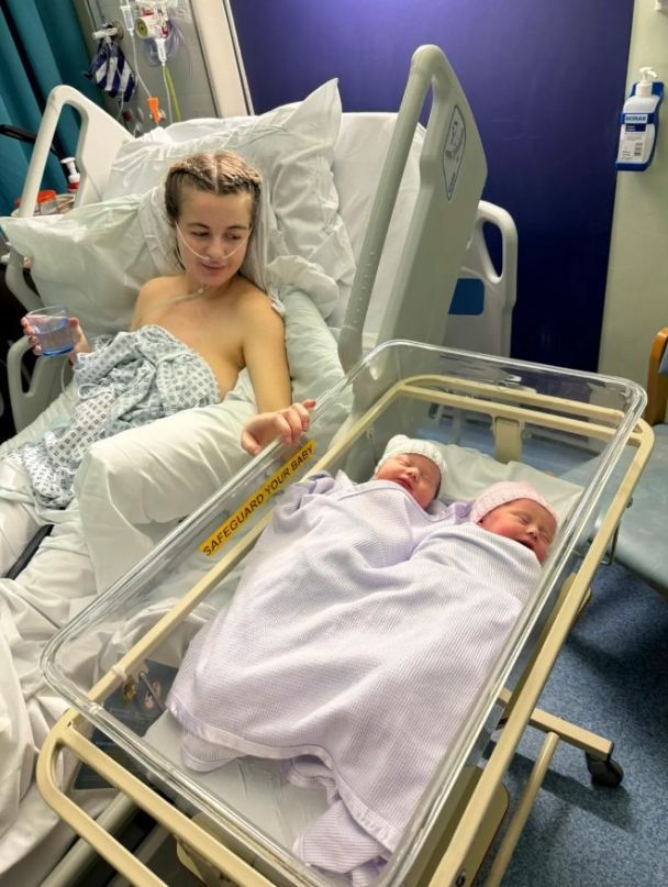 Саффрон Крисп с дочерьми / Фото: tiktok.com/@thewardtwins24