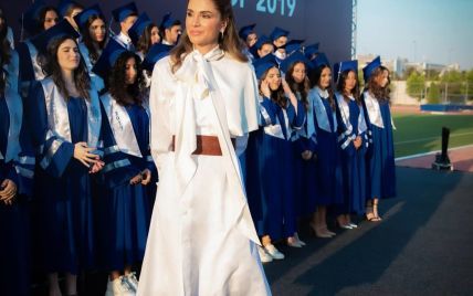 Два стильних лука королеви Йорданії Ранії: біла сукня vs винна блузка