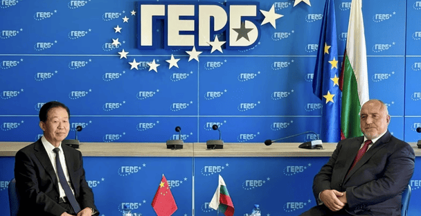 Болгарская властная партия сняла украинский флаг — как объяснила