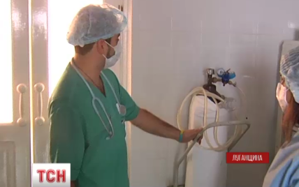 В разбитой больнице Станицы Луганской ухаживают за младенцем, от которого отказались родители