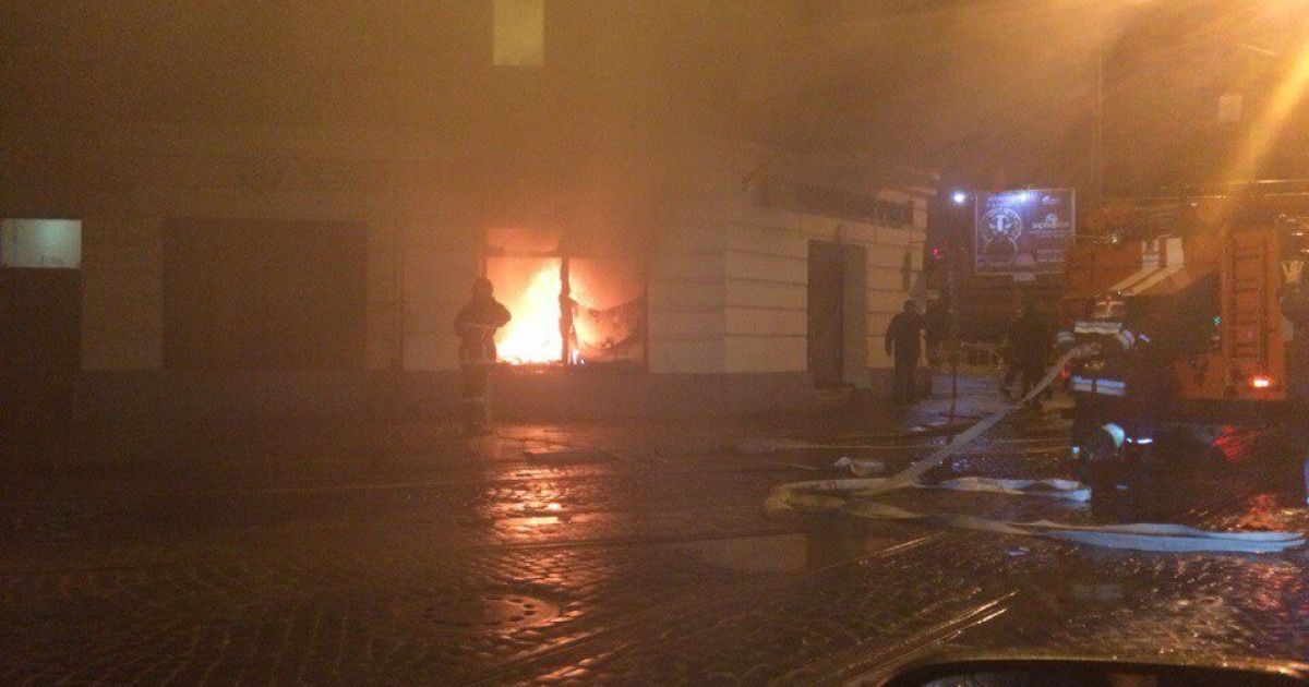Львов в огне: неизвестные за ночь подожгли три отделения российских банков