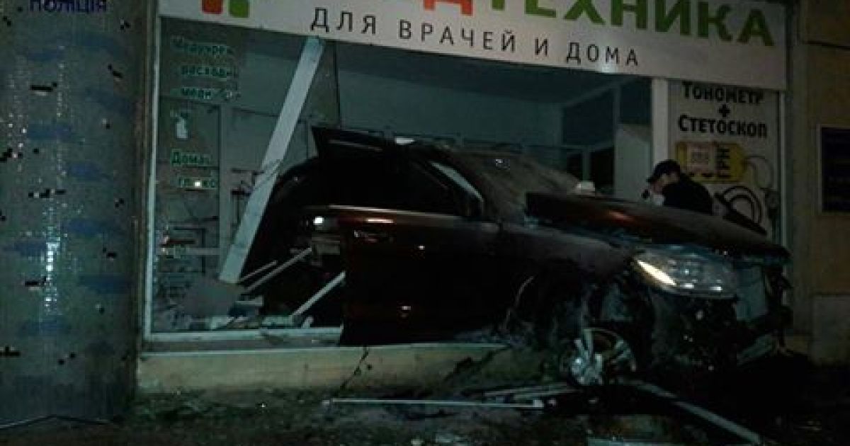 Впечатляющее ДТП: в Одессе Mercedes-Benz въехал по ступенькам в магазин